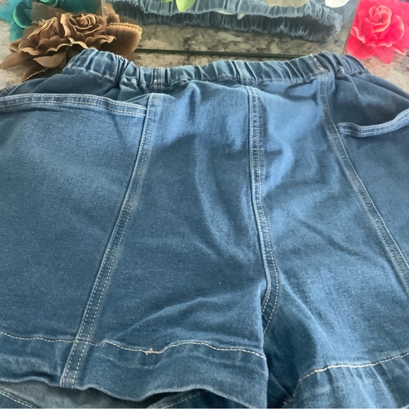 fuinloth Pants - Woman’s blue Jean polyester, cotton & spandex sport shorts size XL.
